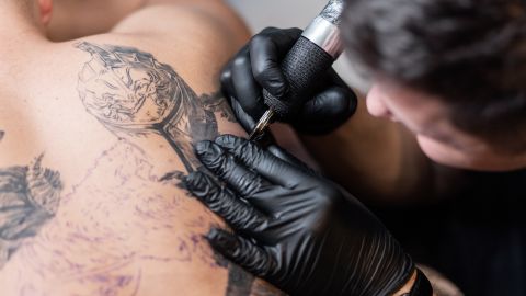 La idea principal de la práctica de tatuajes con anestesia general es eliminar cualquier tipo de dolor y mejorar el trabajo artístico.