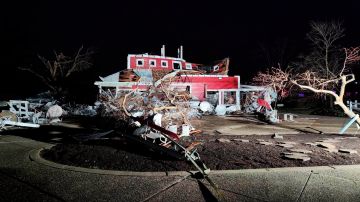 Una vivienda afectada por un tornado en el condado Franklin, Missouri.