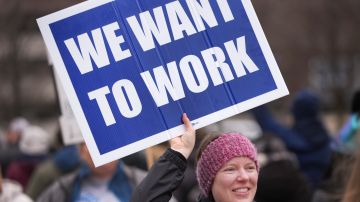 Trabajadores despedidos protestan contra las decisiones de Trump y Musk de despedir a miles de empleados federales.