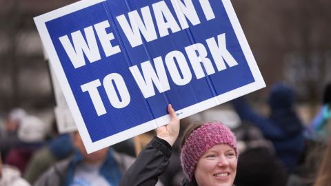 Trabajadores despedidos protestan contra las decisiones de Trump y Musk de despedir a miles de empleados federales.