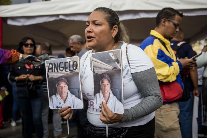 Venezolanos participan en una jornada de recolección de firmas en Caracas, en apoyo a sus migrantes, muchos de ellos detenidos por EE.UU.