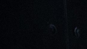 Guardias del Centro de Confinamiento del Terrorismo (Cecot), trasladan a un supuesto de la banda Tren de Aragua deportado a El Salvador.