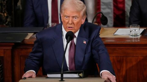 El presidente Donald Trump se dirige a una sesión conjunta del Congreso en la Cámara de Representantes