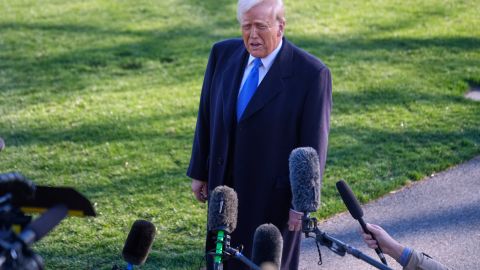 El presidente Donald Trump habló con reporteros el viernes en los jardines de la Casa Blanca.
