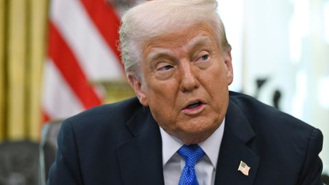 Trump ordenó al Departamento de Justicia sancionar a bufetes y a abogados por litigios "vejatorios" contra el gobierno.