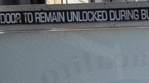 Una vista desde afuera de un puesto de un vendedor ambulante en Boyle Heights en Los Ángeles,