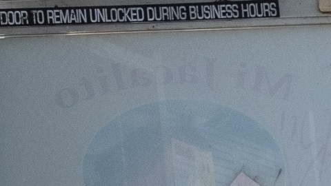 Una vista desde afuera de un puesto de un vendedor ambulante en Boyle Heights en Los Ángeles,