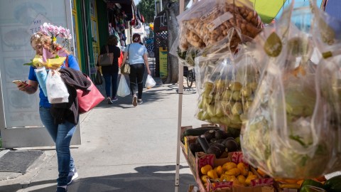 Una vista desde afuera de un puesto de un vendedor ambulante en Boyle Heights en Los Ángeles,