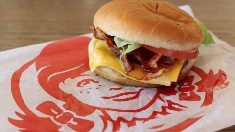 La Jr. Bacon Cheeseburger lleva tocino ahumado, queso americano, lechuga crujiente, tomate y mayonesa, todo en un pan ligeramente tostado.