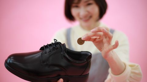 El ritual de la moneda en el zapato es uno de los más conocidos para el dinero.