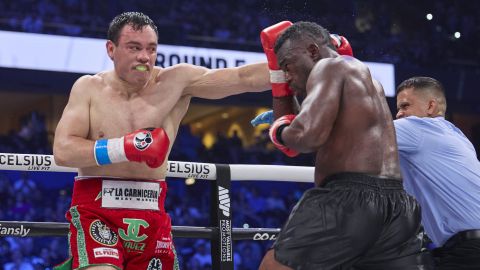 En su más reciente pelea, Julio César Chávez Jr. venció a Uriah Hall en pleito a seis asaltos el 20 de julio de 2024.