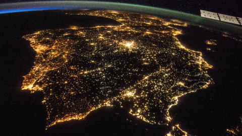 Qué ventajas e inconvenientes tienen España y Portugal al estar en una "isla energética" (y cómo influyó eso en el masivo apagón de esta semana)