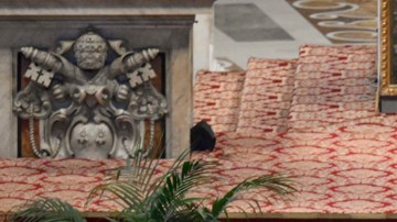 Fieles se despiden del papa Francisco tras el traslado del féretro a la basílica de San Pedro.