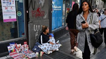 Mientras le pide ayuda al FMI, Javier Milei celebra la caída de la pobreza y de la indigencia en Argentina