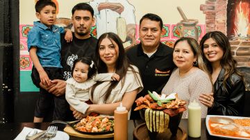 La familia Mendoza celebra el 20 aniversario del Cuernavaca's Grill.
