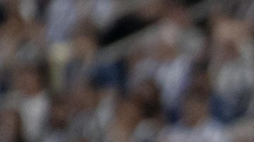 AME3136. MONTERREY (MÉXICO), 27/04/2025.- Stefan Medina (d) de Monterrey disputa el balón con Salomon Rondon (i) de Pachuca este domingo durante el partido correspondiente al Play In 1 del Torneo Clausura 2025, celebrado en el estadio BBVA de la ciudad de Monterrey (México). EFE/Miguel Sierra