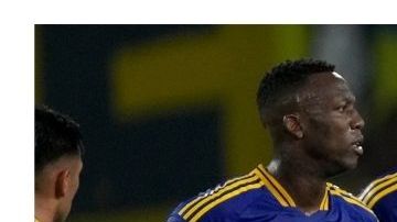 Coach Fernando Gago of Argentina's Boca Juniors, right, together with his players leave the field at the end of the first half of a Copa Libertadores soccer match against Peru's Alianza Lima at La Bombonera stadium in Buenos Aires, Argentina, Tuesday, Feb. 25, 2025. (AP Photo/Gustavo Garello)