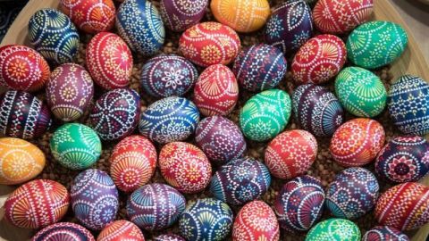 ¿Por qué en algunos países los huevos y los conejos son símbolos de la Pascua?