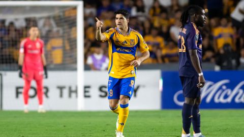 AME7240. MONTERREY (MÉXICO), 08/04/2025.- Nicolás Ibañez (i) de Tigres celebra tras anotar un gol este martes, durante el partido de vuelta de cuartos de final de la CONCACAF Champions Cup entre Tigres y Los Ángeles Galaxy en el estadio Universitario en Monterrey (México). EFE/ Miguel Sierra