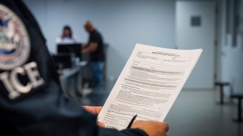 ICE envió notificaciones a inmigrantes sobre su deportación a El Salvador.