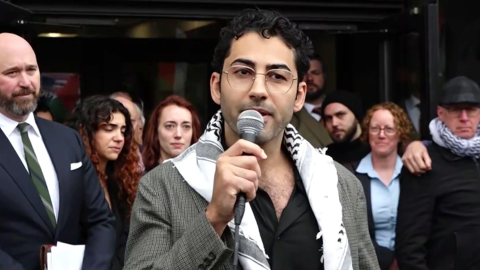 Mohsen Mahdawi tras ser liberado por un juez de Vermont.