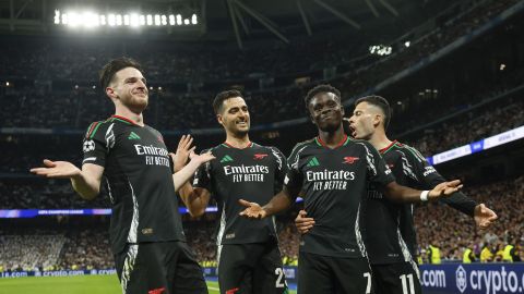 MADRID, 16/04/2025.- Los jugadores del Arsenal celebran su primer gol durante el encuentro de vuelta de cuartos de final de la Liga de Campeones que Real Madrid y Arsenal juegan hoy miércoles en el estadio Santiago Bernabéu. EFE/Mariscal.