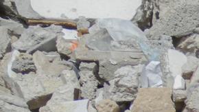 Menores de Gaza reciben comida de organizaciones de caridad.