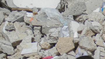 Menores de Gaza reciben comida de organizaciones de caridad.