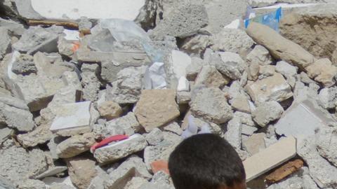 Menores de Gaza reciben comida de organizaciones de caridad.