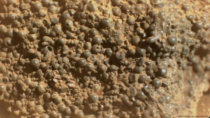 Las formaciones esféricas halladas en "Bahía de San Pablo" recordaron a los científicos los famosos "arándanos marcianos" descubiertos por Opportunity en 2004.