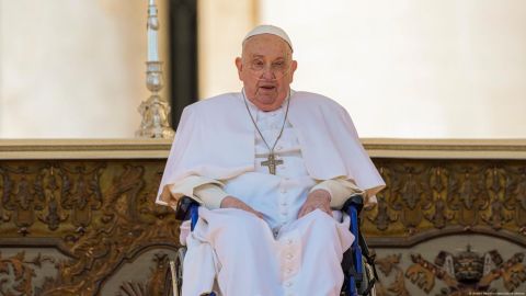 Papa Francisco aparece por sorpresa tras su hospitalización