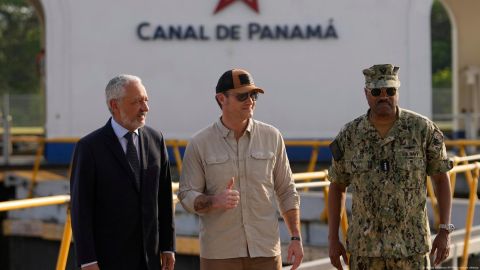 El administrador de la Autoridad del Canal de Panamá, Ricaurte Vásquez y el secretario de Defensa de Estados Unidos, Pete Hegseth.