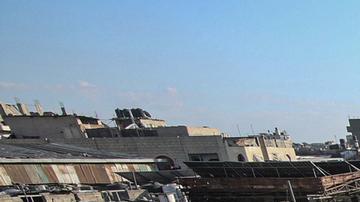 Ciudad de Gaza: palestinos observan el cráter dejado por un ataque israelí en el barrio de Zaytoun, este 13 de abril de 2025.