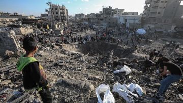 Ciudad de Gaza: palestinos observan el cráter dejado por un ataque israelí en el barrio de Zaytoun, este 13 de abril de 2025.