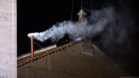 El humo blanco que sale de la chimenea de la Capilla Sixtina anuncia al mundo el fin del cónclave y la elección de un nuevo Papa.