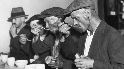 Cómo la ley que EE.UU. aprobó para subir aranceles en 1930 terminó por devastar su economía y agravar la Gran Depresión
