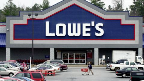 La estrategia de Lowe's es atacar al mercado profesional de diseño y acabado de interiores
