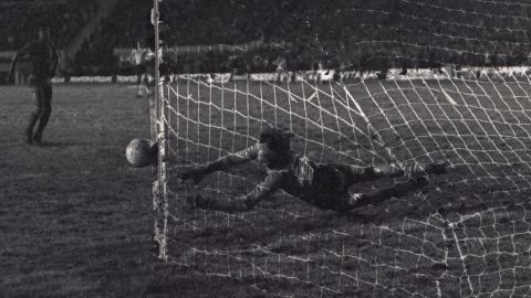 Hugo Gatti detiene un penal con Boca Juniors durante un partido de Copa Libertadores contra Cruzeiro.