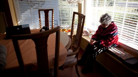 Familias que necesitan cuidadores de adultos mayores o niños pueden enfrentar desafíos ante políticas migratorias de Trump.
