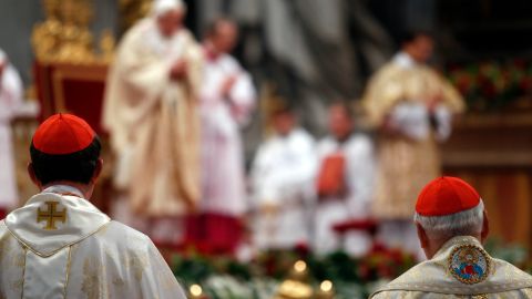 Los cardenales asisten a la misa votiva 'Pro eligendo Pontifice' previa al comienzo del cónclave.
