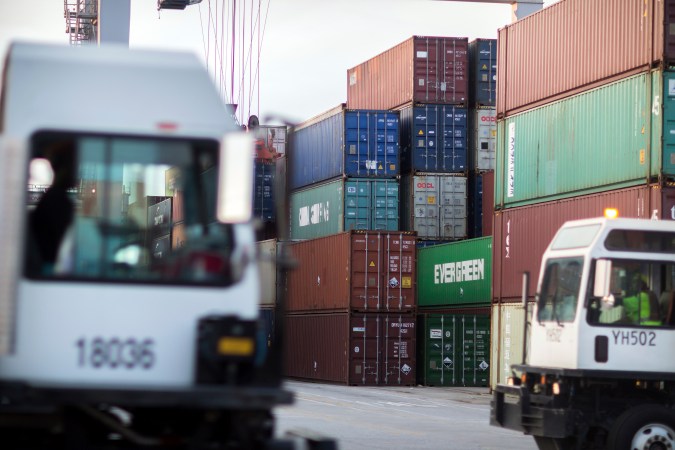 Trump impone aranceles a China del 145%