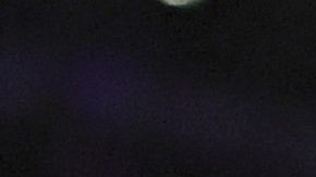 Luka Doncic saluda a Kobe Bryant en un juego en el 2019.