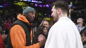 Luka Doncic saluda a Kobe Bryant en un juego en el 2019.