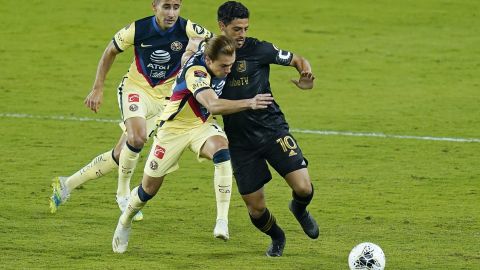 Carlos Vela en una pelota dividida con Sebastián Córdova.
