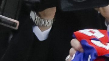 El papa Francisco sujeta una camiseta de San Lorenzo.