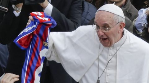 El papa Francisco sujeta una camiseta de San Lorenzo.