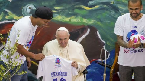 El papa Francisco junto a Ronaldinho y Dani Alves.
