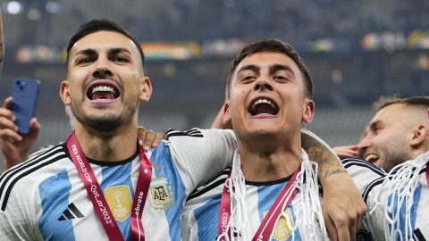 Leandro Paredes y Paulo Dybala celebran después de ganar el Mundial de Qatar 2022.