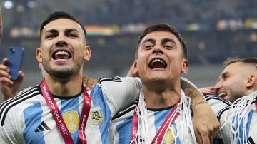 Leandro Paredes y Paulo Dybala celebran después de ganar el Mundial de Qatar 2022.