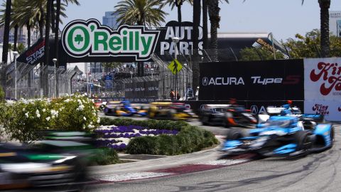 El tradicional Gran Premio de Long Beach, con su inigualable colorido, llegó el domingo a 50 ediciones con una carrera estratégica y sin grandes incidentes.